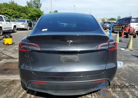 2025 Tesla Model Y from USA, damaged, VIN 7SAYGDED8SA356217